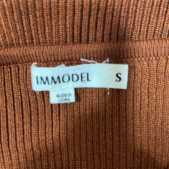 Deep brown, long sleeve sweater with gold button details - Picture 3 of 5